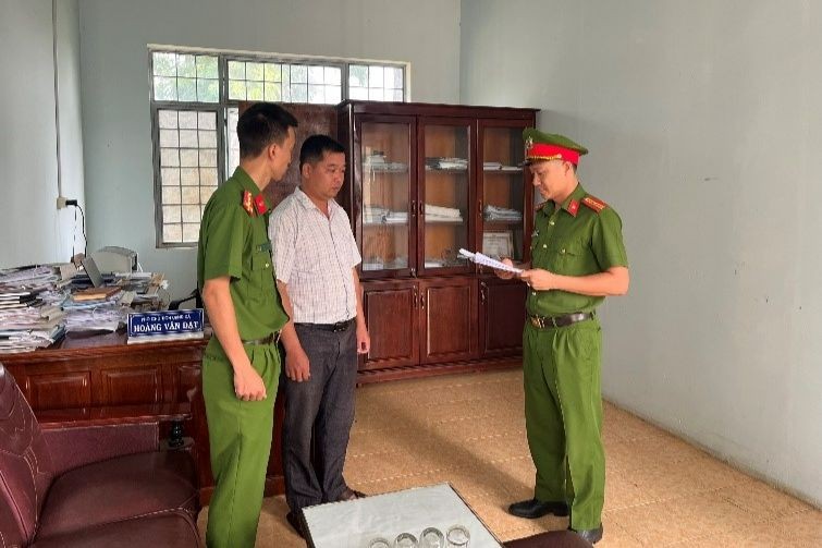 Cơ quan CSĐT thi hành Quyết định khởi tố bị can, Lệnh bắt bị can để tạm giam và Lệnh khám xét đối với Hoàng Văn Đạt.