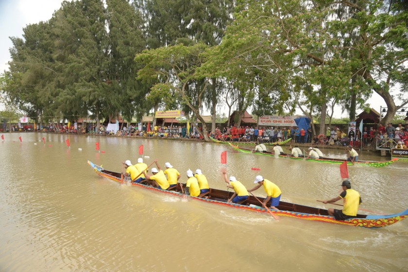 Rất đông khán giả có mặt ở 2 bên bờ hồ để cổ vũ cho các đội thi đấu. 