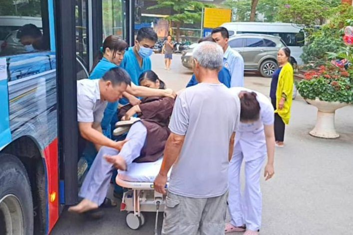 Nhân viên xe buýt hỗ trợ các y, bác sĩ đưa hành khách gặp nạn vào bệnh viện. (Ảnh: Transerco)