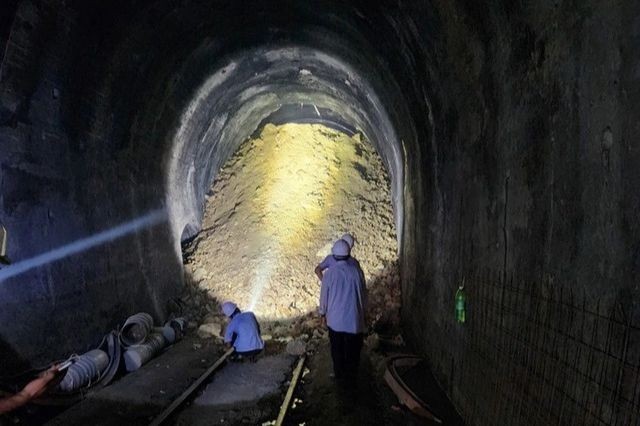 Vào lúc 12h45 ngày 12/4, trong quá trình thi công hầm Bãi Gió đã xảy ra hiện tượng sạt lở đất đá trên đỉnh hầm làm ách tắc vận tải đường sắt. (Ảnh: VGP)