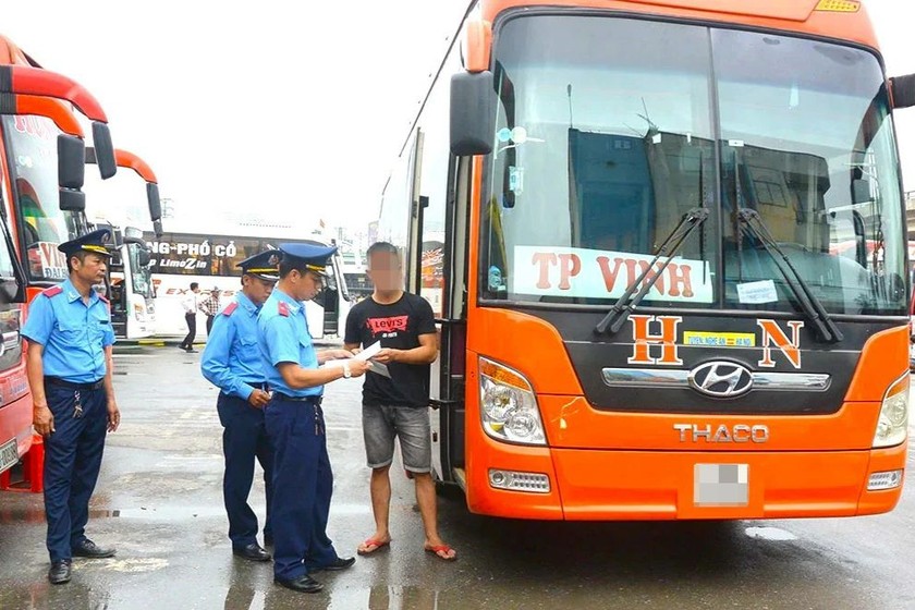Thanh tra GTVT kiểm tra việc chấp hành pháp luật tại một bến xe tại Hà Nội. (Ảnh: Phan Trang)
