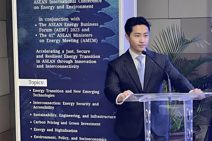 Trí trình bày tham luận trong Hội nghị quốc tế ASEAN về năng lượng và môi trường tại Indonesia. (Ảnh: NVCC)