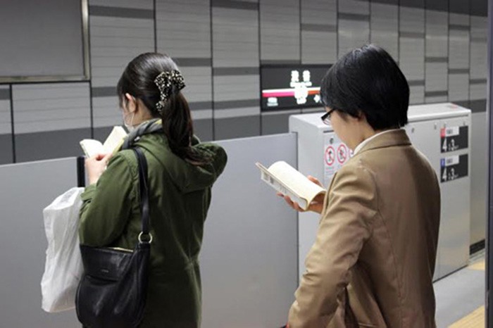 Văn hóa đứng đọc “Tachiyomi” độc đáo của người dân Nhật Bản. (Ảnh: baotintuc.vn)