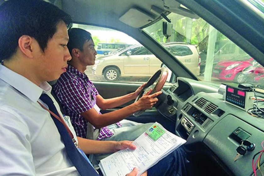 Giáo viên dạy thực hành lái xe ô tô phải có chứng chỉ nghiệp vụ sư phạm. (Ảnh: baogiaothong.vn)