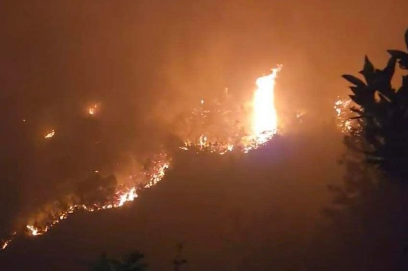 Hà Giang huy động hơn 700 người chữa cháy rừng trên đỉnh Tây Côn Lĩnh - Ảnh: Tiền phong