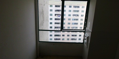 Cửa sổ tầng15, nơi nạn nhân bị " rơi" xuống 