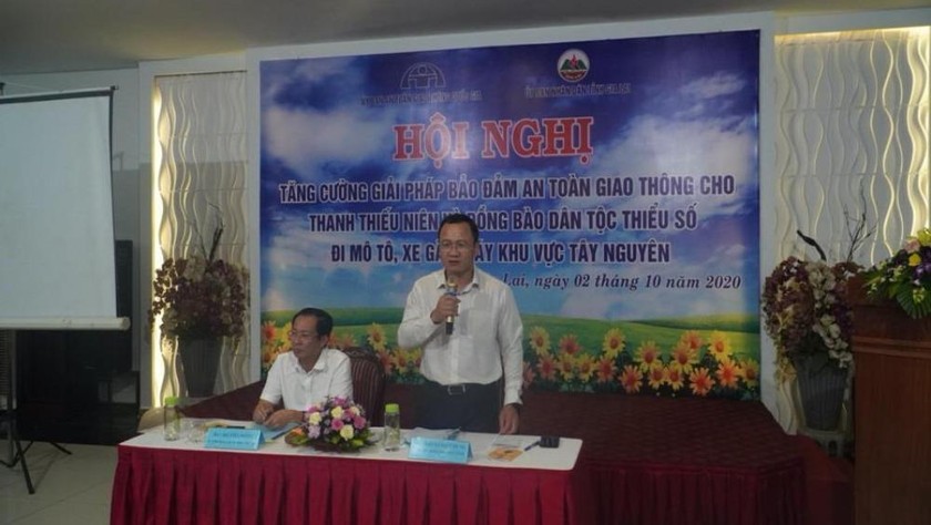 Ông Đỗ Tiến Đông (bên trái) - Phó Chủ tịch UBND tỉnh Gia Lai và ông Khuất Việt Hùng, Phó Chủ tịch chuyên trách UBATGTQG