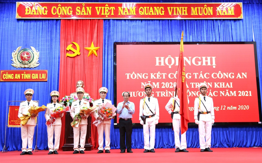 Phó Bí thư Tỉnh ủy, Chủ tịch UBND tỉnh Gia Lai- ông Võ Ngọc Thành- trao Huân chương Lao động hạng 3 cho Phòng An ninh đối nội Công an tỉnh Gia Lai.