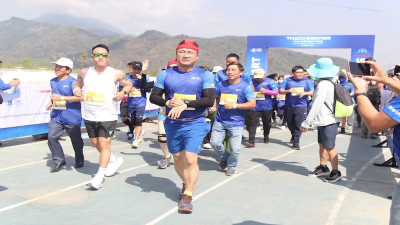 Đồng chí Khuất Việt Hùng - Phó Chủ tịch Chuyên trách Ủy ban An toàn giao thông quốc gia chạy cùng các vận động viên cự ly 10km.