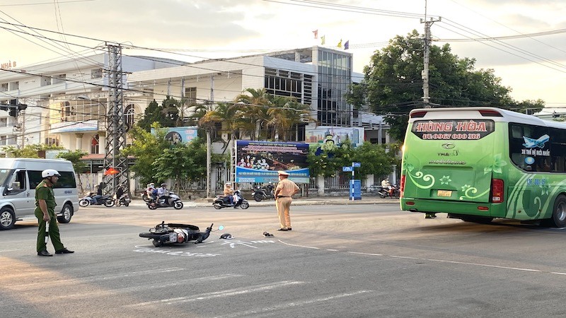 Hiện trường vụ tai nạn giao thông tại ngã tư Phan Đình Phùng giao với đường Bà Triệu, TP. Kon Tum. (Ảnh: Trọng Triển)