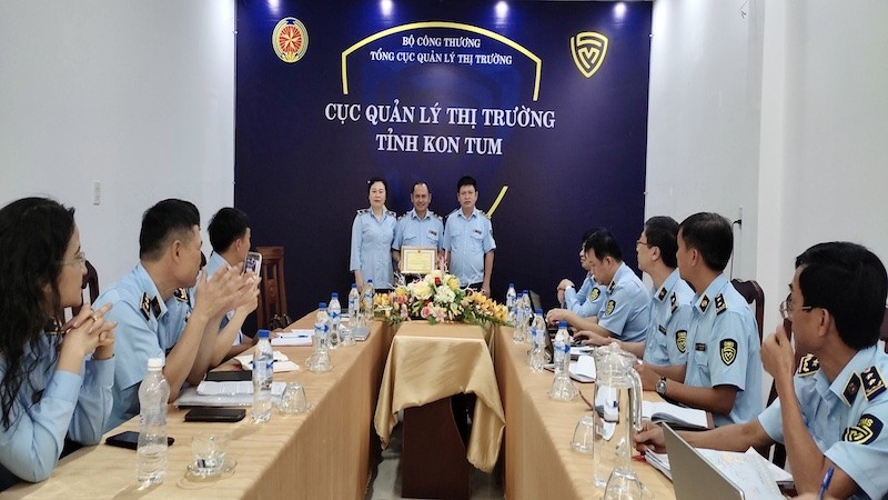 Bà Chu Thị Thu Hương, Phó Tổng cục trưởng trao tặng giấy khen cho tập thể Cục QLTT tỉnh Kon Tum.
