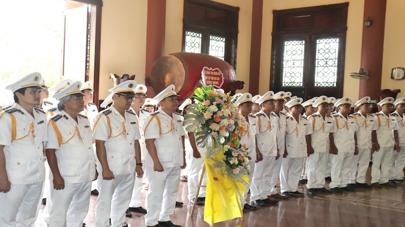 Cán bộ Đảng viên, công chức, người lao động Thi hành án dân sự tỉnh Gia Lai thắp hương, dâng hương dâng hoa tưởng nhớ các anh hùng liệt sĩ tại Đền tưởng niệm liệt sĩ Ka Nak.