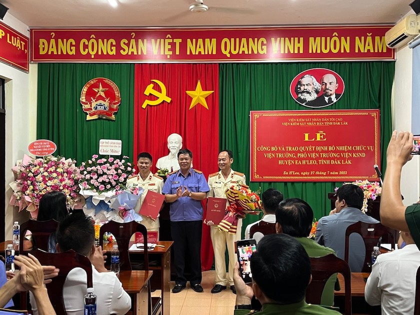 Đồng chí Nguyễn Xuân Hoà - Phó Viện trưởng VKSND tỉnh Đắk Lắk trao quyết định bổ nhiệm cho 2 đồng chí Tào Văn Dũng và Phạm Công Hoà.