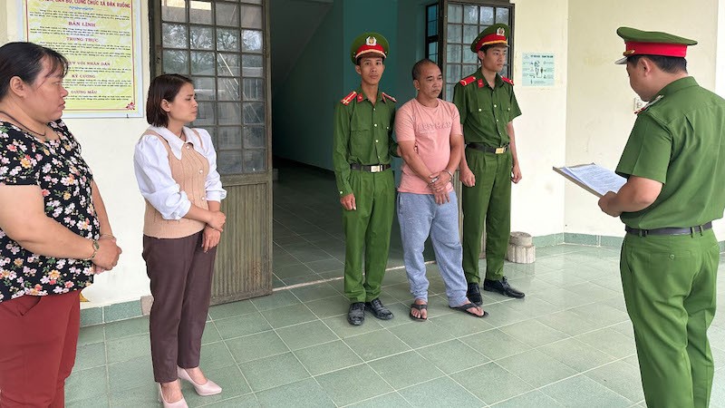 Cơ quan Công an thi hành lệnh bắt tạm giam đối với Nguyễn Văn Dũng. (ảnh: Công an tỉnh Kon Tum)