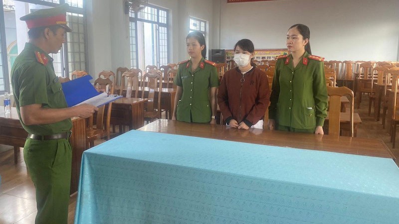 Cơ quan công an đọc lệnh bắt tạm giam Đồng Thị Hồng về tội chống người thi hành công vụ.