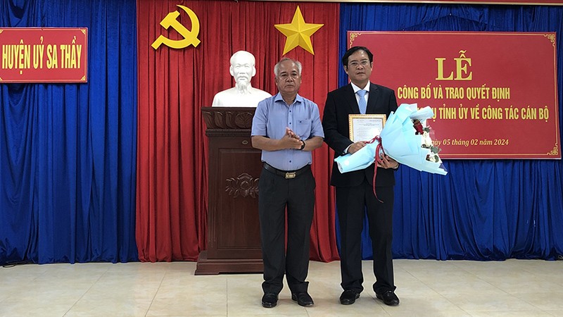 Phó Bí thư Thường trực Tỉnh ủy A Pớt trao Quyết định cho ông Dương Quang Phục.