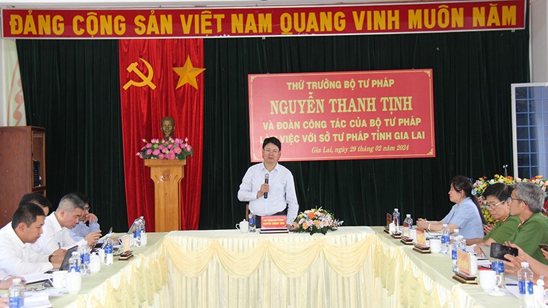 Thứ trưởng Bộ Tư pháp Nguyễn Thanh Tịnh phát biểu tại buổi làm việc. (Ảnh Trọng Triển)