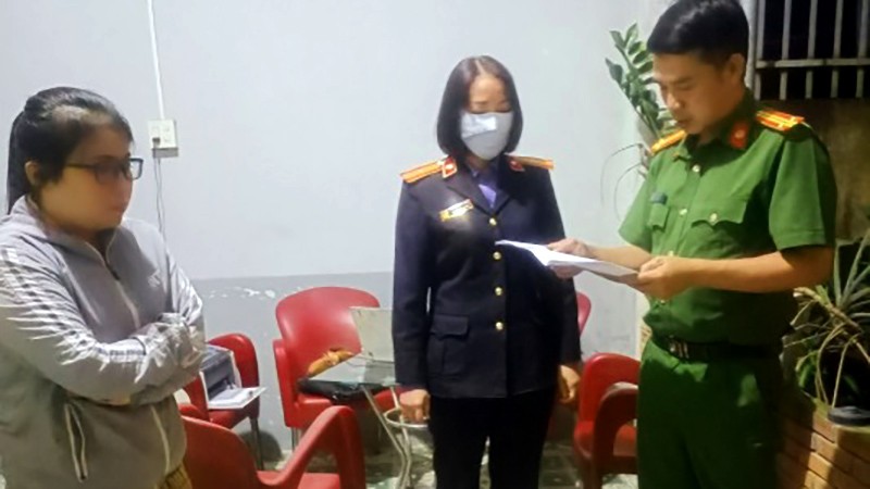 Cơ quan công an thi hành lệnh tạm giữ hình sự Nguyễn Thị Dạ Thảo về hành vi môi giới mại dâm. (Ảnh Công an tỉnh Gia Lai)