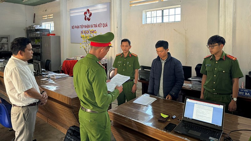 Cơ quan công an thi hành lệnh bắt tạm giam đối với Bùi Thu Ba - cán bộ địa chính xã Ngok Wang, huyện Đăk Hà.
