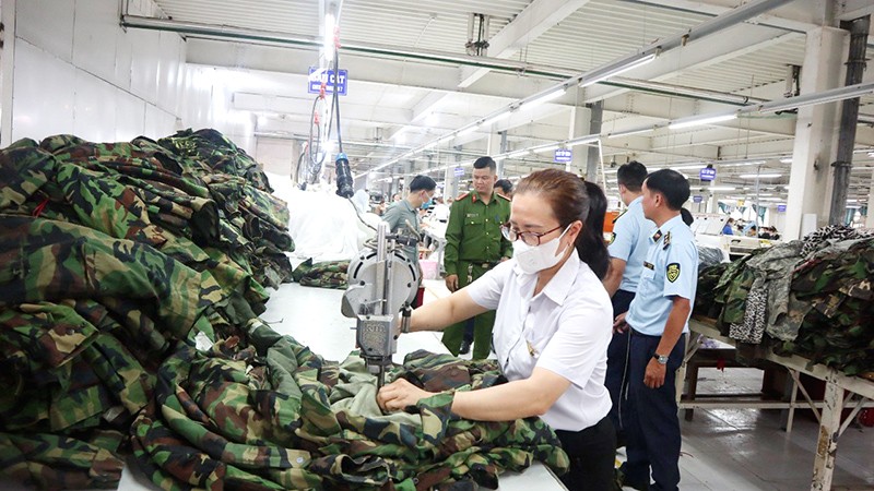 Cục Quản lý thị trường tỉnh tổ chức tiêu hủy quần áo rằn ri tại Xí nghiệp May Kon Tum.