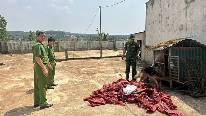 Lực lượng công an khám xét nơi ở của Trịnh Minh Sản.