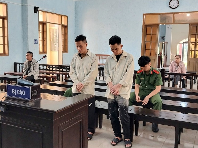 2 bị cáo Khúc Ngọc Danh và Lê Hồng Long tại phiên toà.
