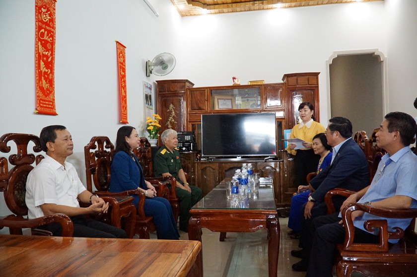 Quyền Chủ tịch nước Võ Thị Ánh Xuân thăm, tặng quà gia đình có công với cách mạng tại tỉnh Kon Tum