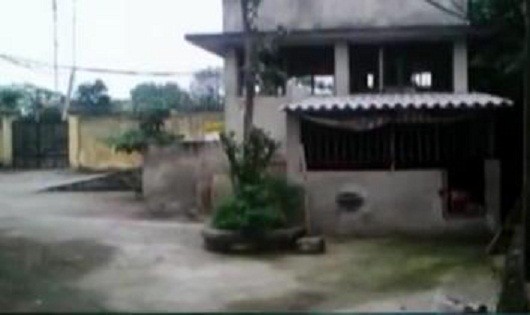 Chuồng lợn trong khuôn viên bệnh viện đa khoa Vân Đình (ảnh chụp từ clip)