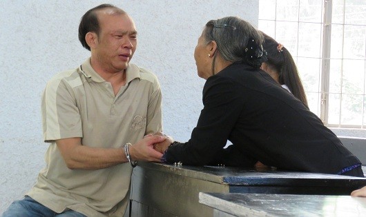 Bị cáo Tình ôm mẹ già trước lúc tuyên án
