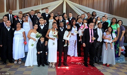 Xúc động đám cưới tập thể trong nhà tù khét tiếng Colombia