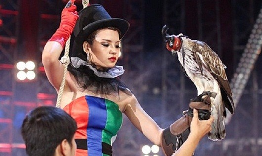  Nữ thí sinh Vietnam's Next top model bị nhiếp ảnh gia đuổi ra ngoài