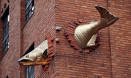 Tượng điêu khắc cá hồi ở Mỹ: Bức tượng cá ấn tượng này nằm trên con phố Salmon Street, Portland, bang Oregon (Mỹ). Nó được xếp hạng thứ 32 trong tổng số 676 bức tượng điêu khắc hấp dẫn nhất thế giới.