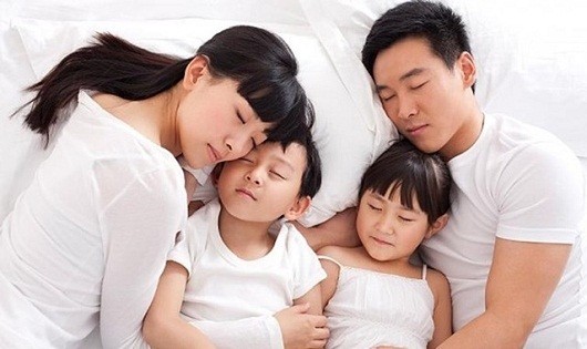 Lợi ích bất ngờ khi con ngủ chung với bố mẹ