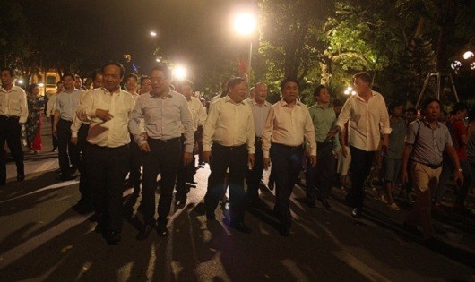 Chủ tịch thành phố Hà Nội-ông Nguyễn Đức Chung cùng người dân xuống phố đi bộ và thăm các điểm vui chơi.