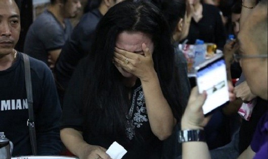 Nữ nghệ sĩ Ngân Quỳnh khóc khi nhìn thấy di ảnh của Minh Thuận