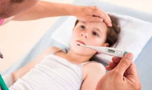 Cần làm gì khi trẻ bị sốt virus?