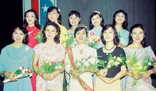 Hoa hậu đầu tiên Bùi Bích Phương (giữa hàng đầu) trong đêm đăng quang.