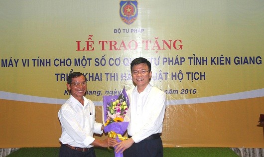 Ông Huỳnh Thanh , Giám đốc Sở Tư Pháp Kiên Giang tặng hoa cám ơn Bộ Trưởng Lê Thành Long