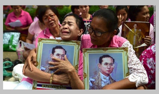 Với người dân Thái Lan, vua Bhumibol được tôn thờ như vị thánh sống vì những gì ông đã làm cho chúng dân. Ảnh Internet.