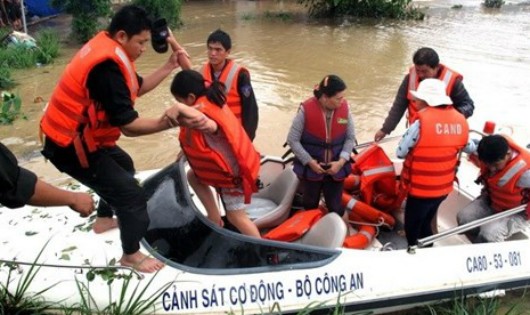 Lực lượng cảnh sát cơ động tổ chức cứu giúp dân trong vùng lũ tại thôn Huỳnh Kim, xã Nhơn Lộc, thị xã An Nhơn, Bình Định. Ảnh: Viết Ý/TTXVN