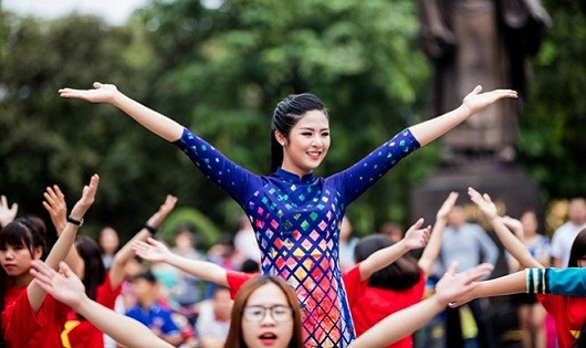 Hoa hậu, Á hậu nhảy flashmob ở Hồ Gươm. Ảnh: Quang Minh.