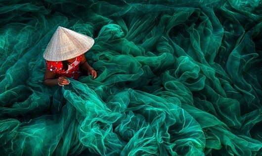 Ảnh cô gái đan lưới ở làng chài Việt đạt giải nhất quốc tế