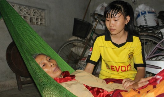 Vì bạo bệnh, hai mẹ con Trang rơi vào cảnh khốn cùng.