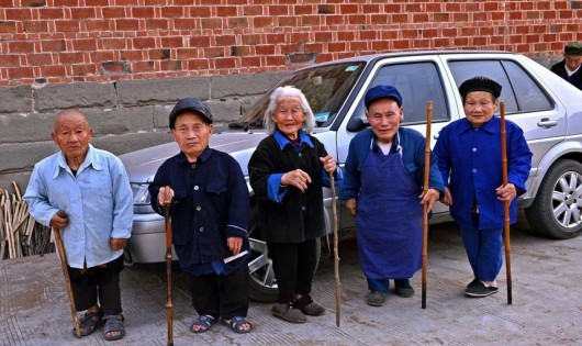 Hình ảnh về những người lùn của ngôi làng Yangsi.