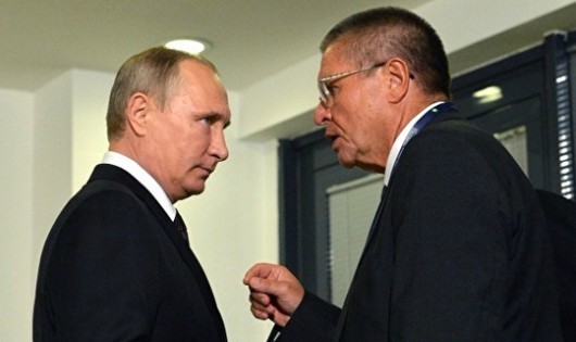 Ông Alexei Ulyukayev (phải) trong một lần trao đổi với Tổng thống Putin.