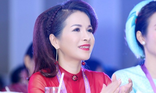 Hoa hậu Lê Thanh Thúy trẻ trung rạng ngời làm giám khảo Hoa khôi Xứ Dừa 2016.