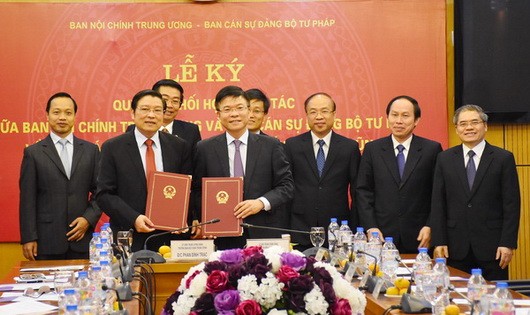 Trưởng Ban Nội chính Trung ương Phan Đình Trạc và Bộ trưởng Bộ Tư pháp Lê Thành Long ký kết Quy chế phối hợp công tác giữa Ban Nội chính Trung ương và Ban Cán sự Đảng Bộ Tư pháp.