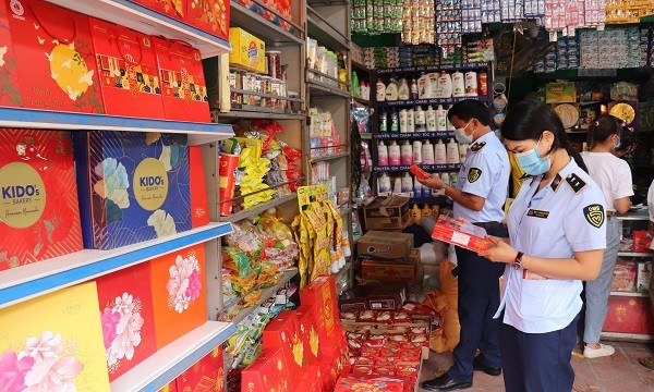 Lực lượng quản lý thị trường Hà Nội tăng cường việc kiểm tra, kiểm soát thị trường dịp cuối năm