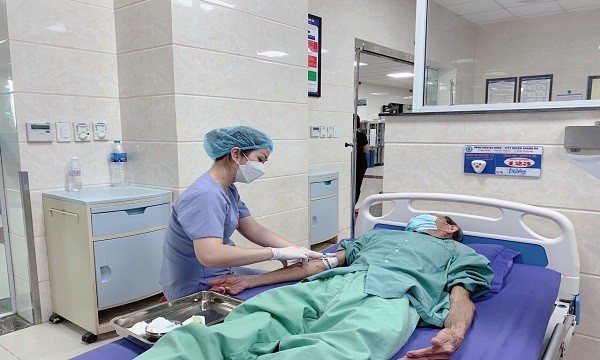 Điều dưỡng tại Trung tâm y tế Huyện Thanh Ba thực hiện điều trị bệnh cho bệnh nhân.