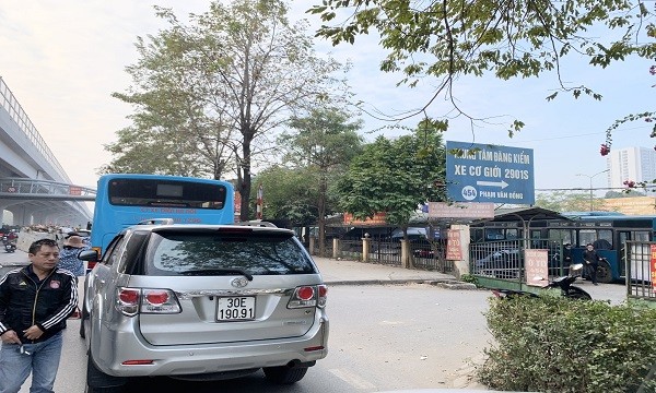 Từ 8h sáng tại Trung tâm đăng kiểm 2901S đường Phạm Văn Đồng đã chật kín ô tô chờ đến lượt đăng kiểm